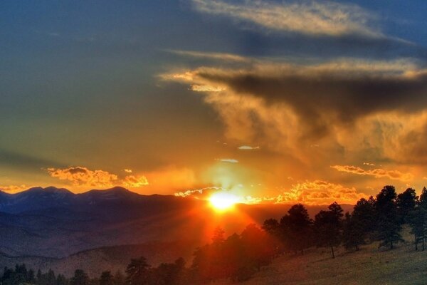 Puesta de sol en las montañas. Rayos del sol