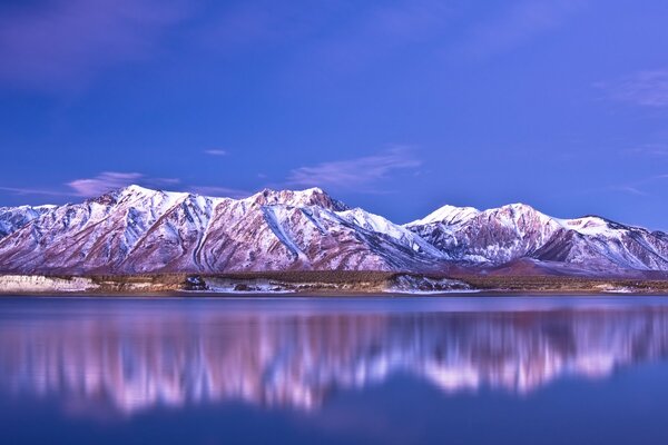 Affichage des montagnes dans le lac