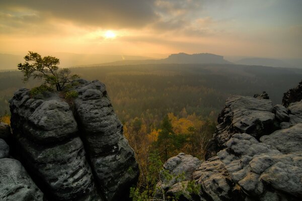 Paisaje de otoño con puesta de sol y montañas