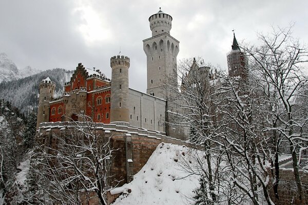 Allemagne en hiver parmi les arbres