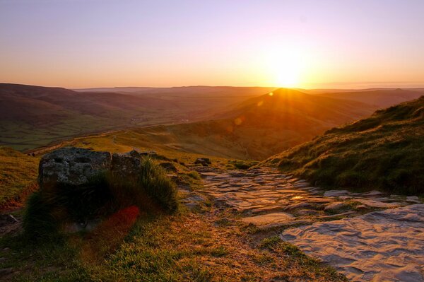 Paysage de montagne sur fond de coucher de soleil