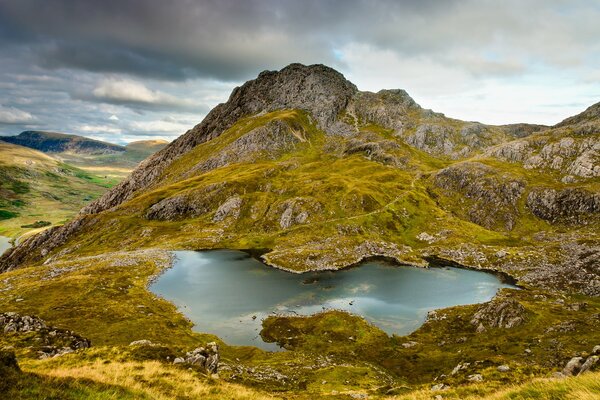 Mousse autour du lac dans les rochers