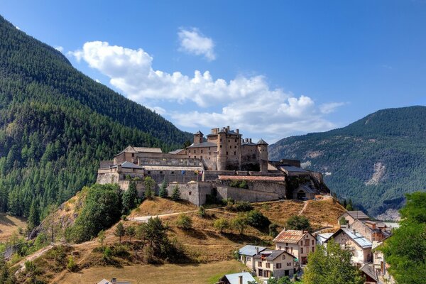 Pequeña ciudad bajo las murallas del castillo