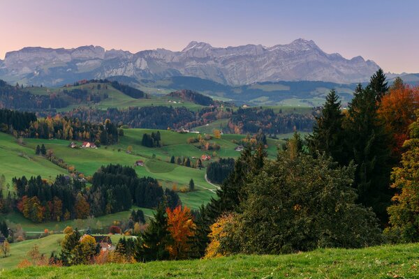 Und der Wald und die Berge und Täler mischten sich in dieser Herbstlandschaft zusammen