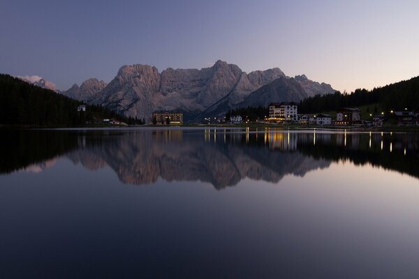 Hohe Berge mit Häusern und einem See