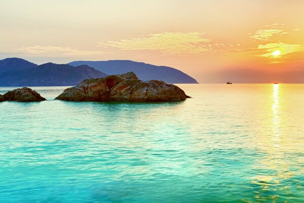 Imagen panorámica del amanecer sobre la bahía