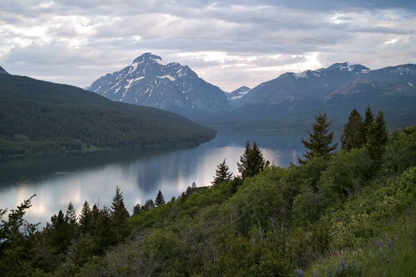 Air de montagne sur un lac tranquille