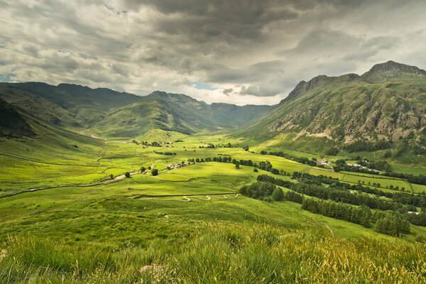 Wiese unter den Bergen des Dorfes