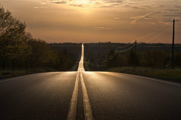 Paysage de coucher de soleil de nuit sur la route