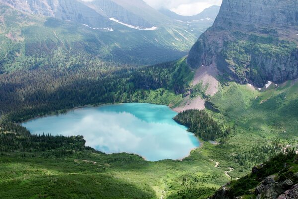 Lago azzurro ai piedi della montagna