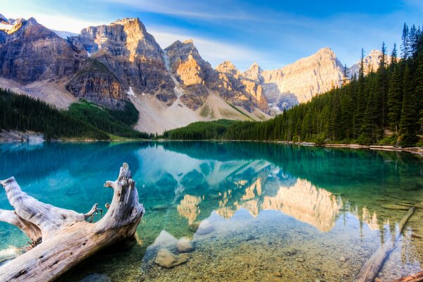 Reflet céleste dans la surface de l eau près des hautes montagnes