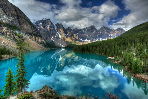 Doucement reflet bleu dans le lac