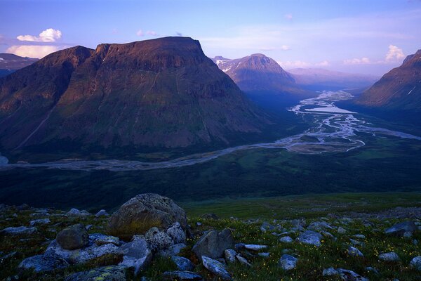 Rivière et grandes montagnes dans le parc National