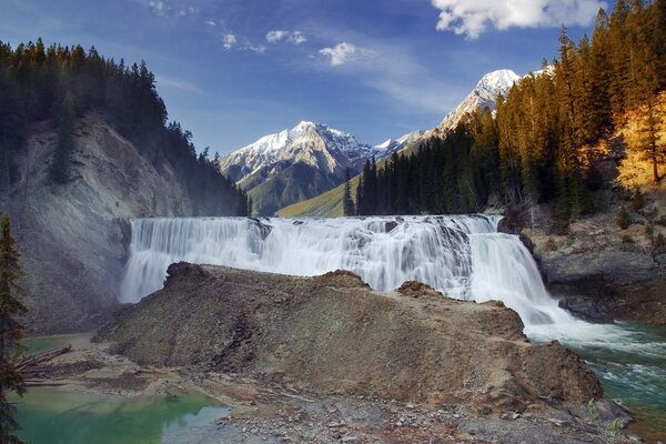 Красивый водопад межжу гор в Колумбии