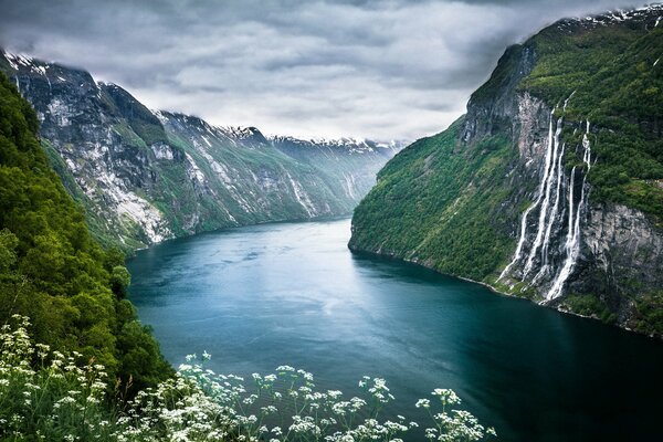 Geirangerfjorden w Norwegii. Rzeka i góry