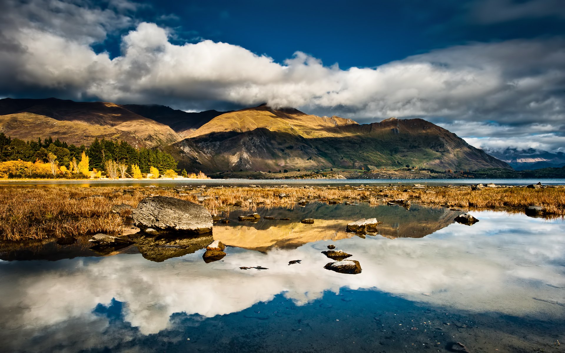 nueva zelanda montañas piedras lago reflexión nubes cielo