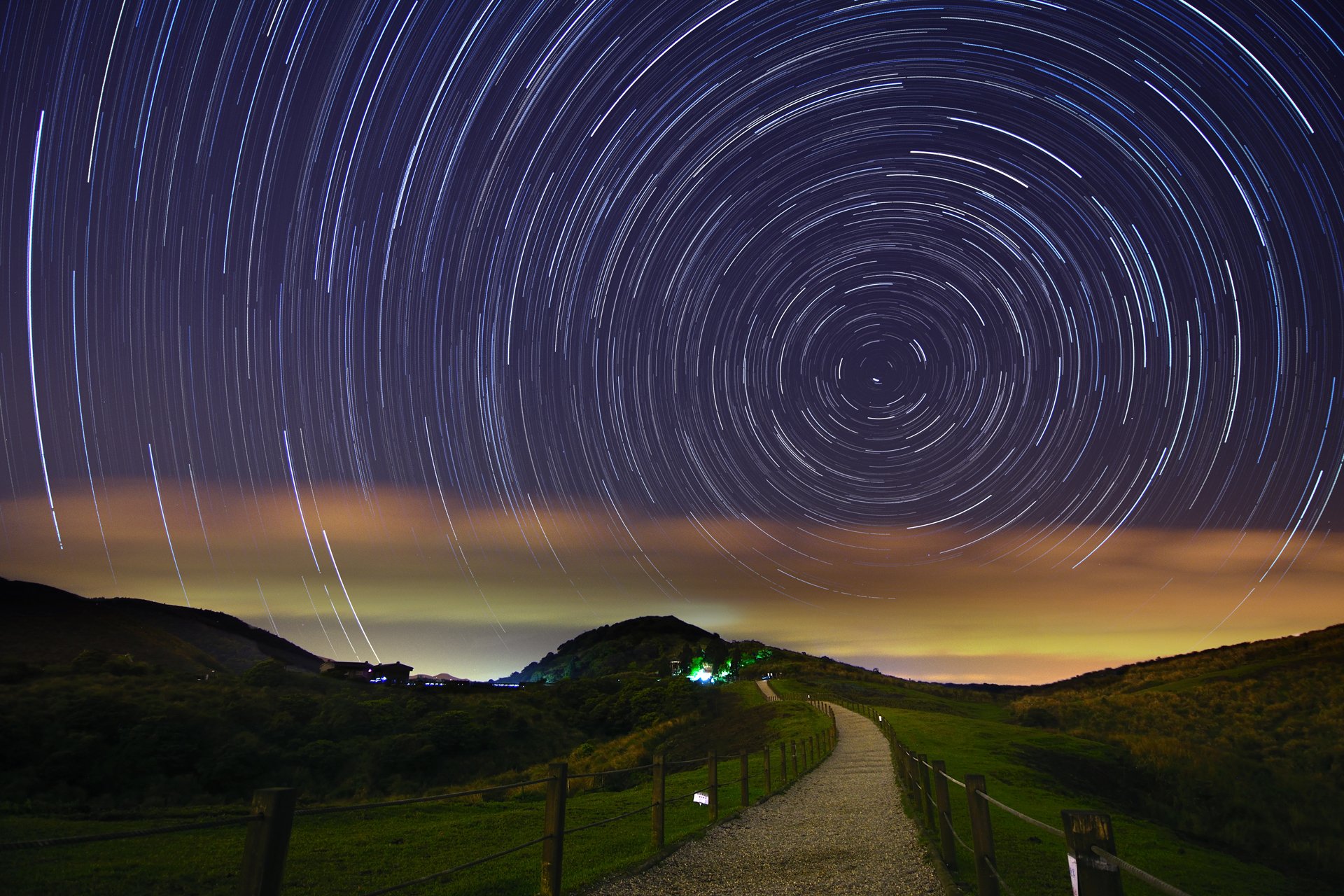 notte cielo stelle ciclo terra montagna gradini