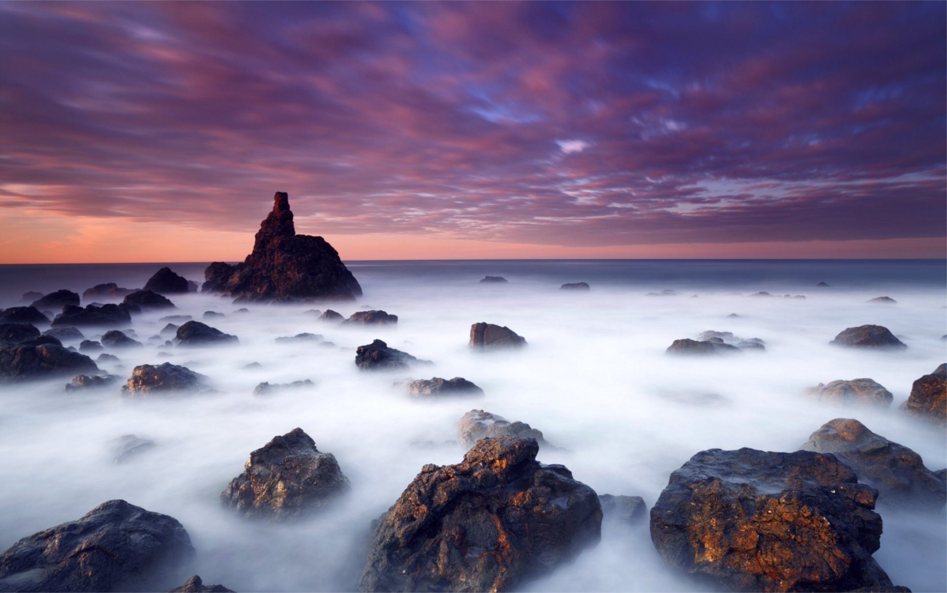 noche mar océano costa piedras azul cielo nubes naranja puesta de sol