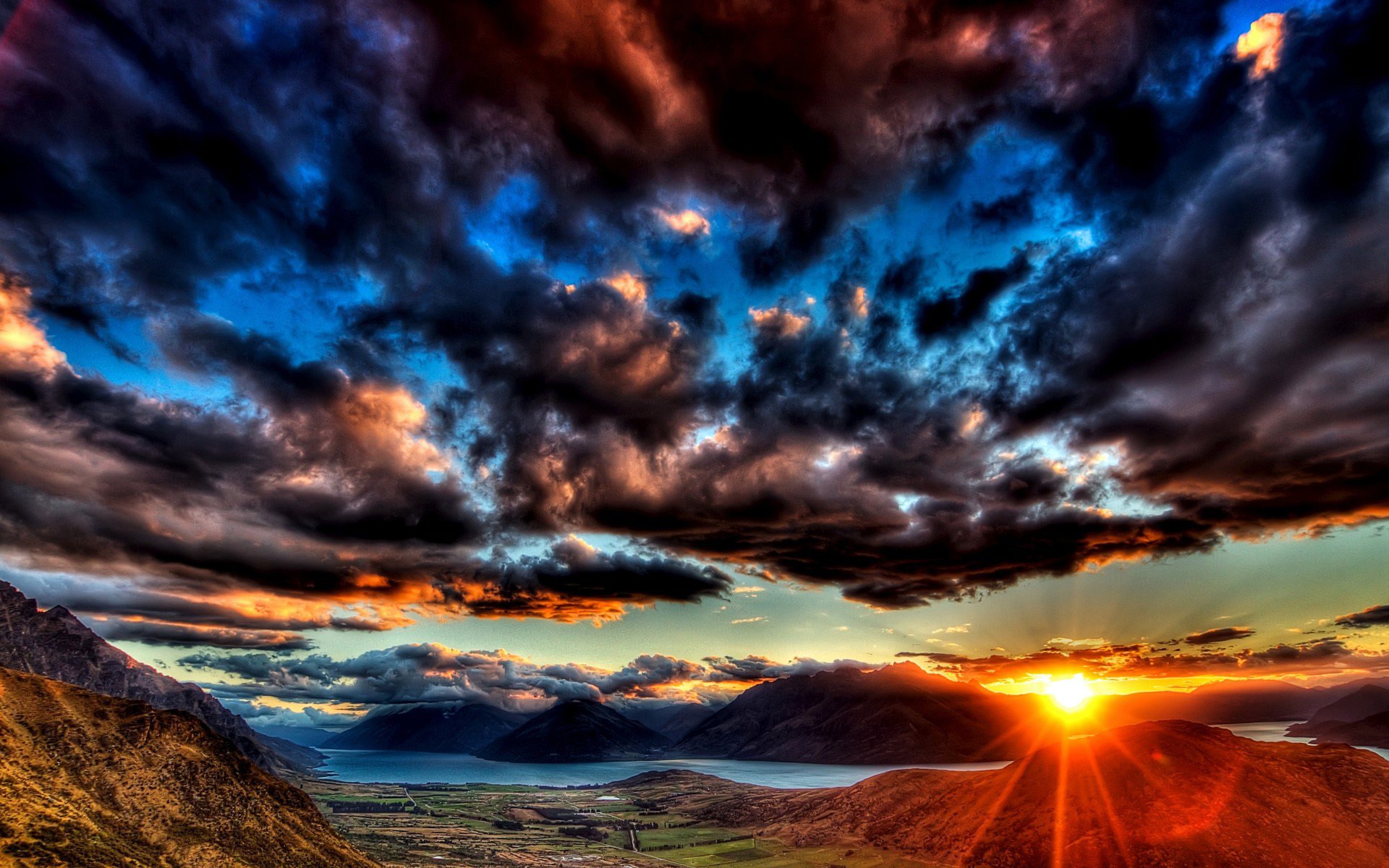 vallée rivière montagnes loin horizon ciel nuages nuages coucher de soleil soleil rayons lumière beauté