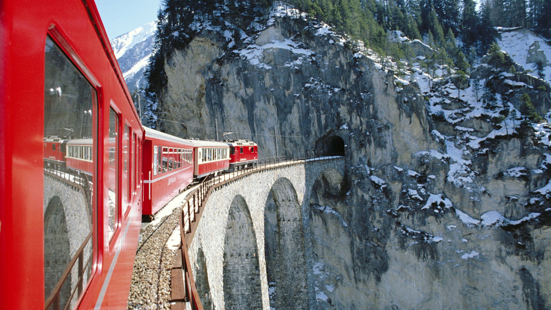 montagnes forêt train