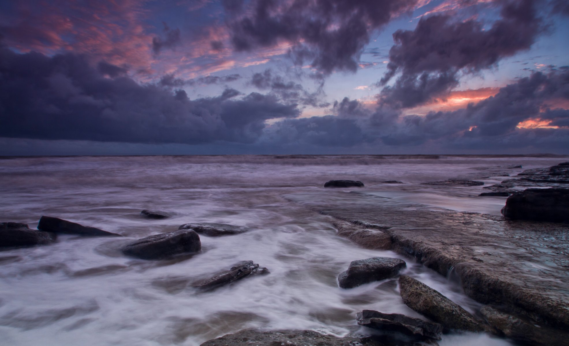 reino unido gales mar costa piedras tarde puesta del sol cielo nubes nubes