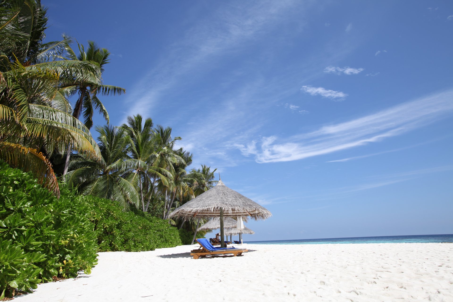 chaise longue loisirs sable blanc maldives île paradisiaque