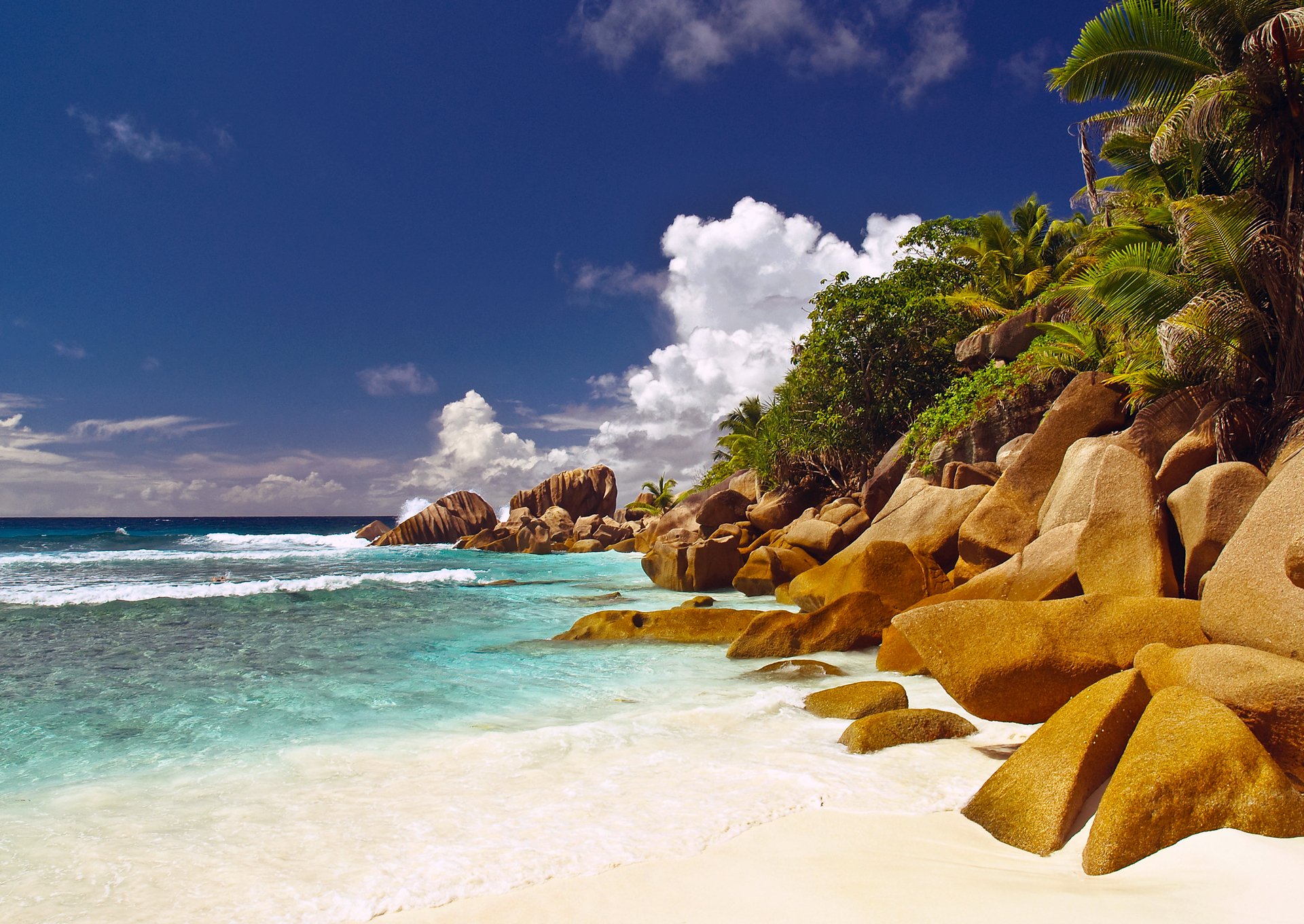 seychellen inseln felsen palmen strand ozean meer wasser himmel wolken