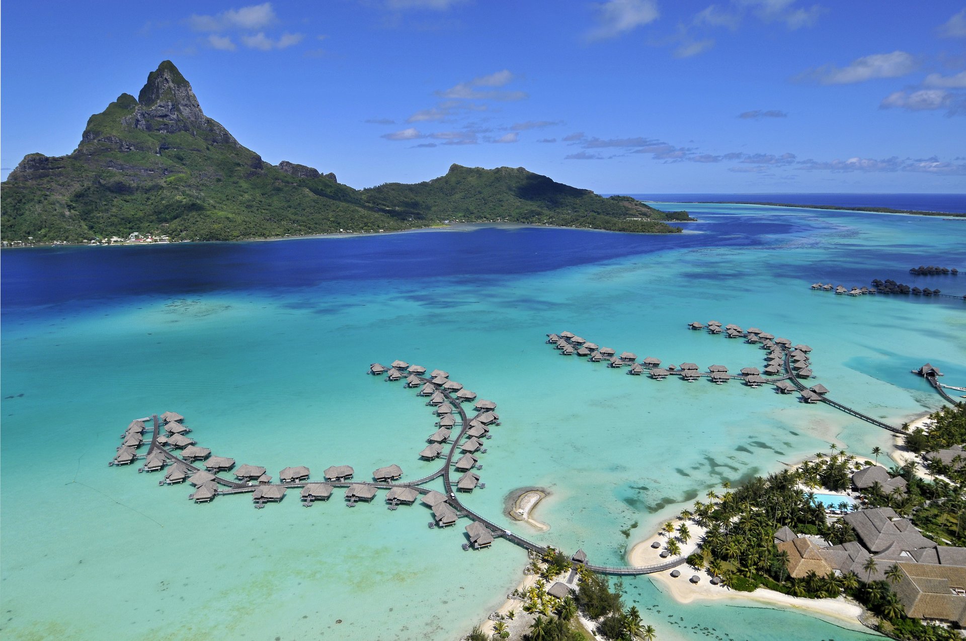 ocean spokojny wyspy bora bora luksusowy hotel bungalow wakacje podróż relaks widok z lotu ptaka na wyspę bora bora polinezja francuska