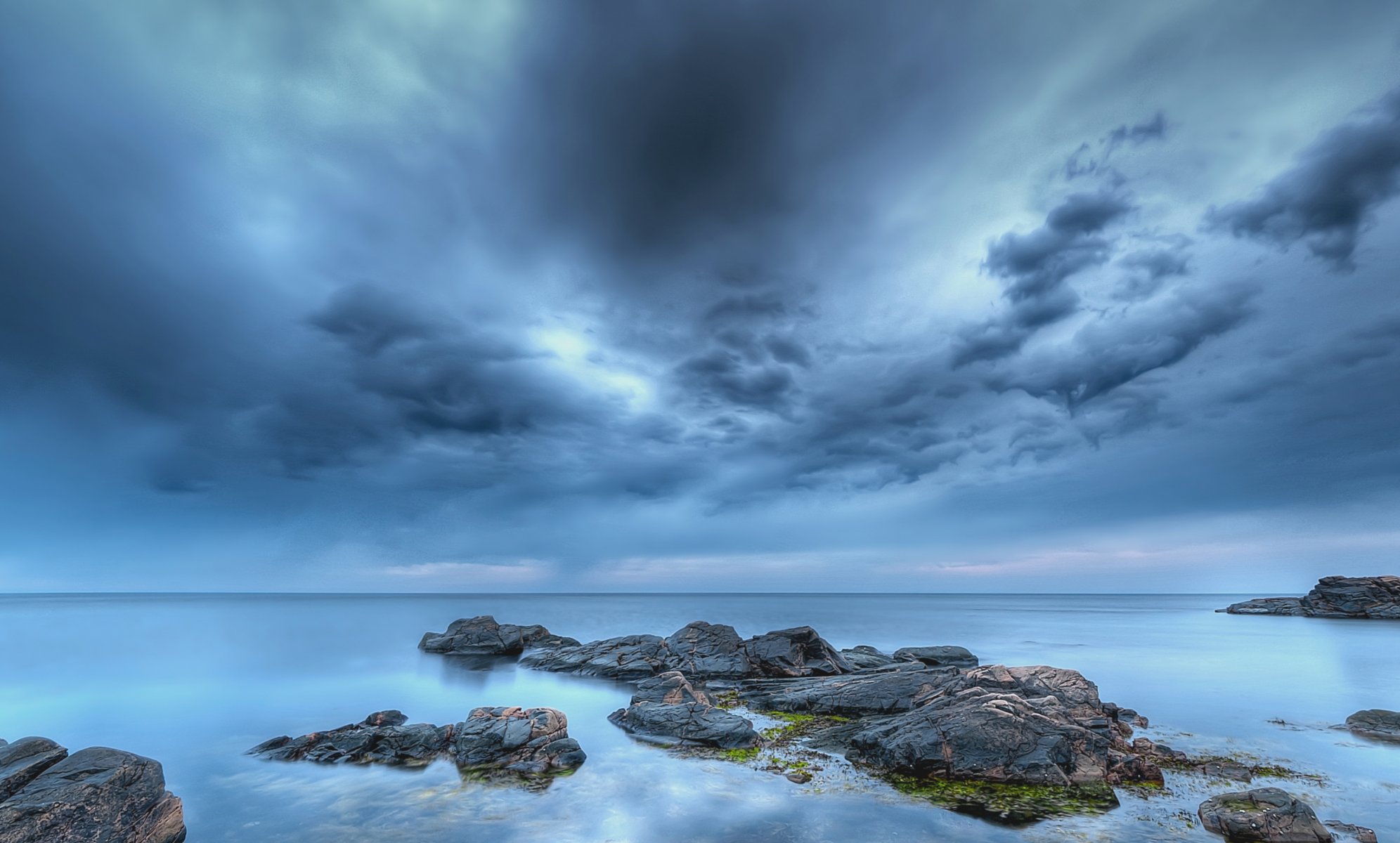 schweden abend strand steine meer blau himmel wolken