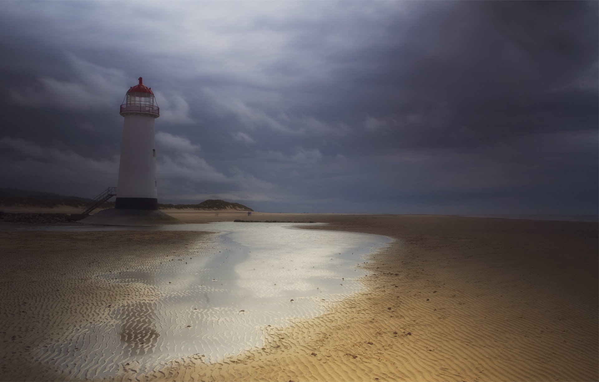 großbritannien england wales leuchtturm sand wasser himmel wolken gewitter