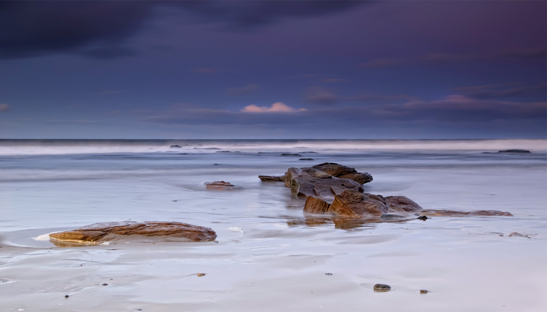 reino unido inglaterra mar playa blanco arena costa piedras noche azul lila cielo nubes nubes