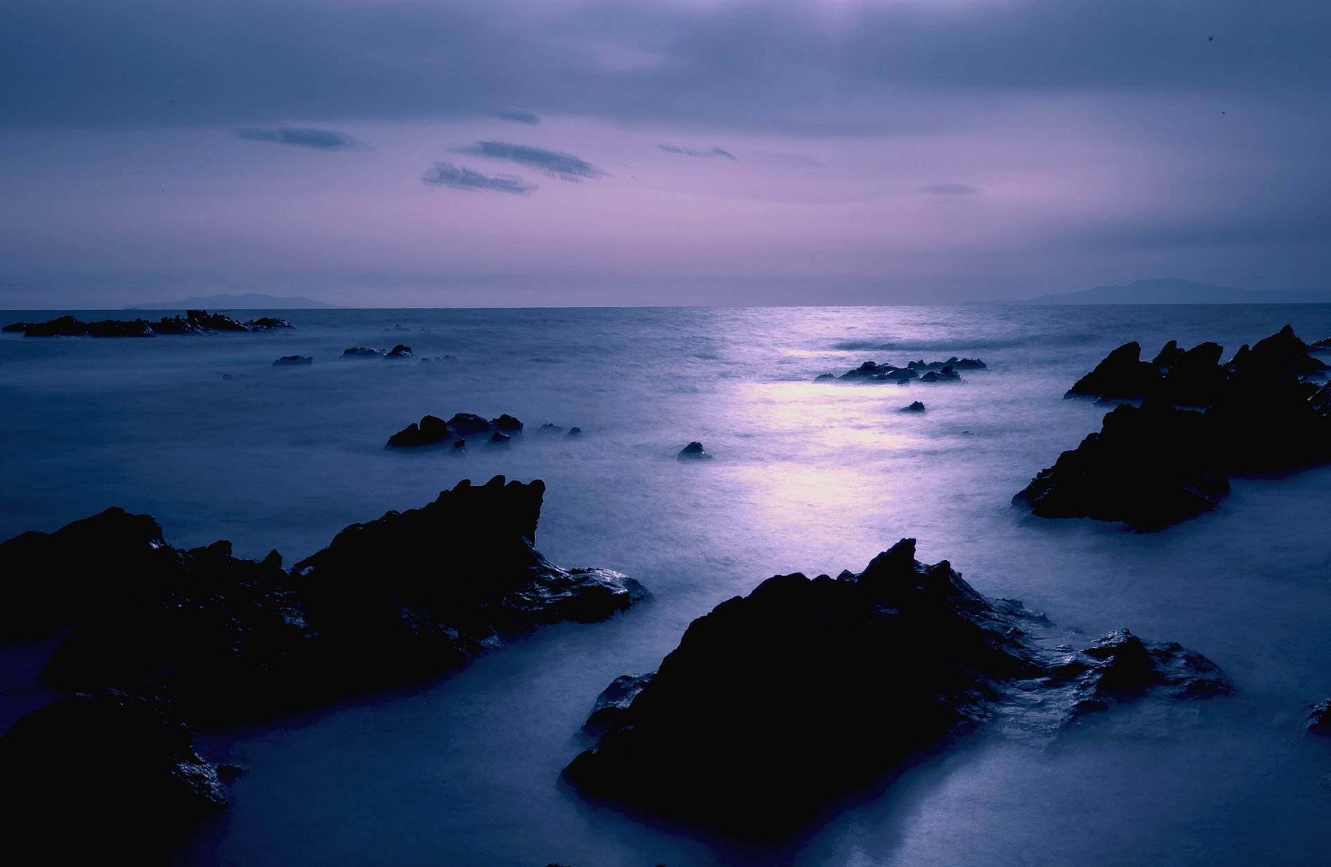 japon mer calme côte pierres lilas soir crépuscule ciel nuages