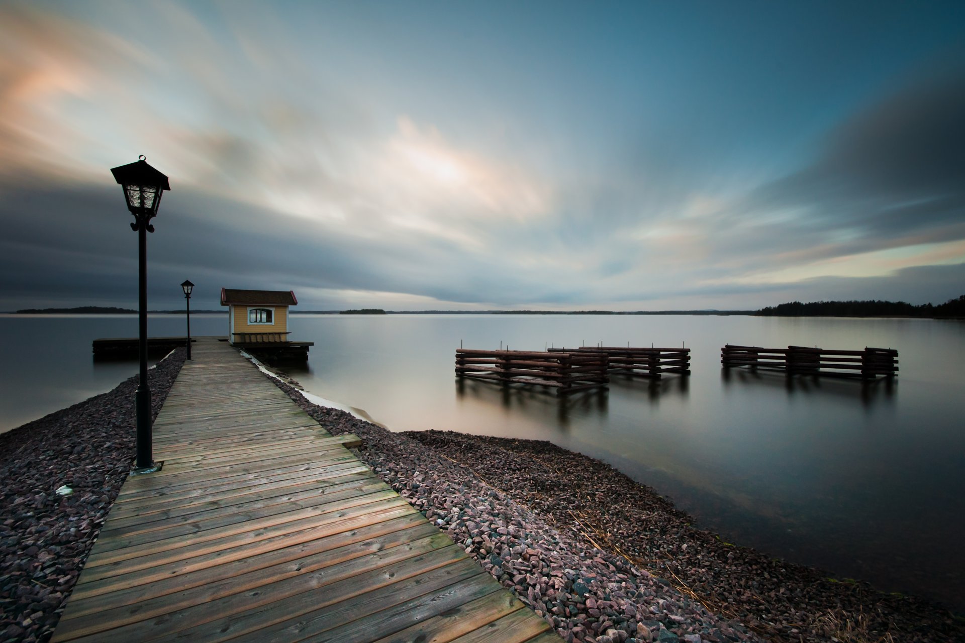 suecia tarde cielo nubes mar calma agua superficie costa costa muelle linternas