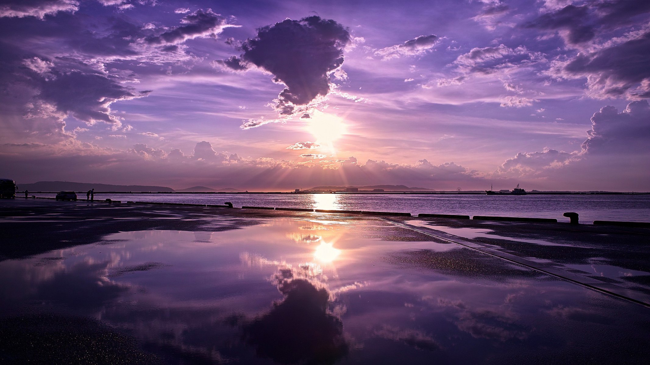 mare oceano riva molo molo molo distanza orizzonte cielo nuvole tramonto acqua superficie liscia riflessione persone navi montagne