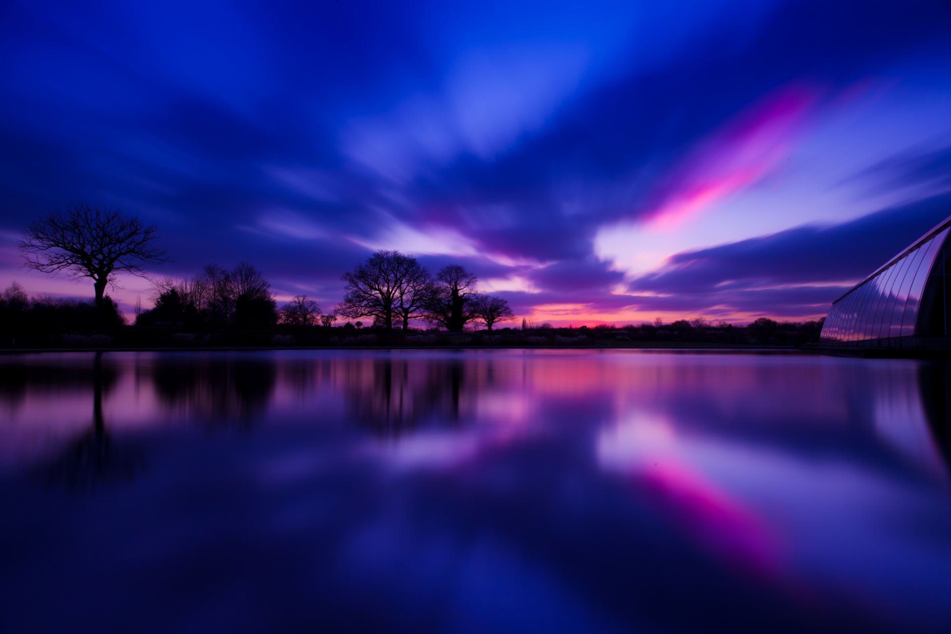 großbritannien england dorf abend sonnenuntergang bäume fluss reflexion