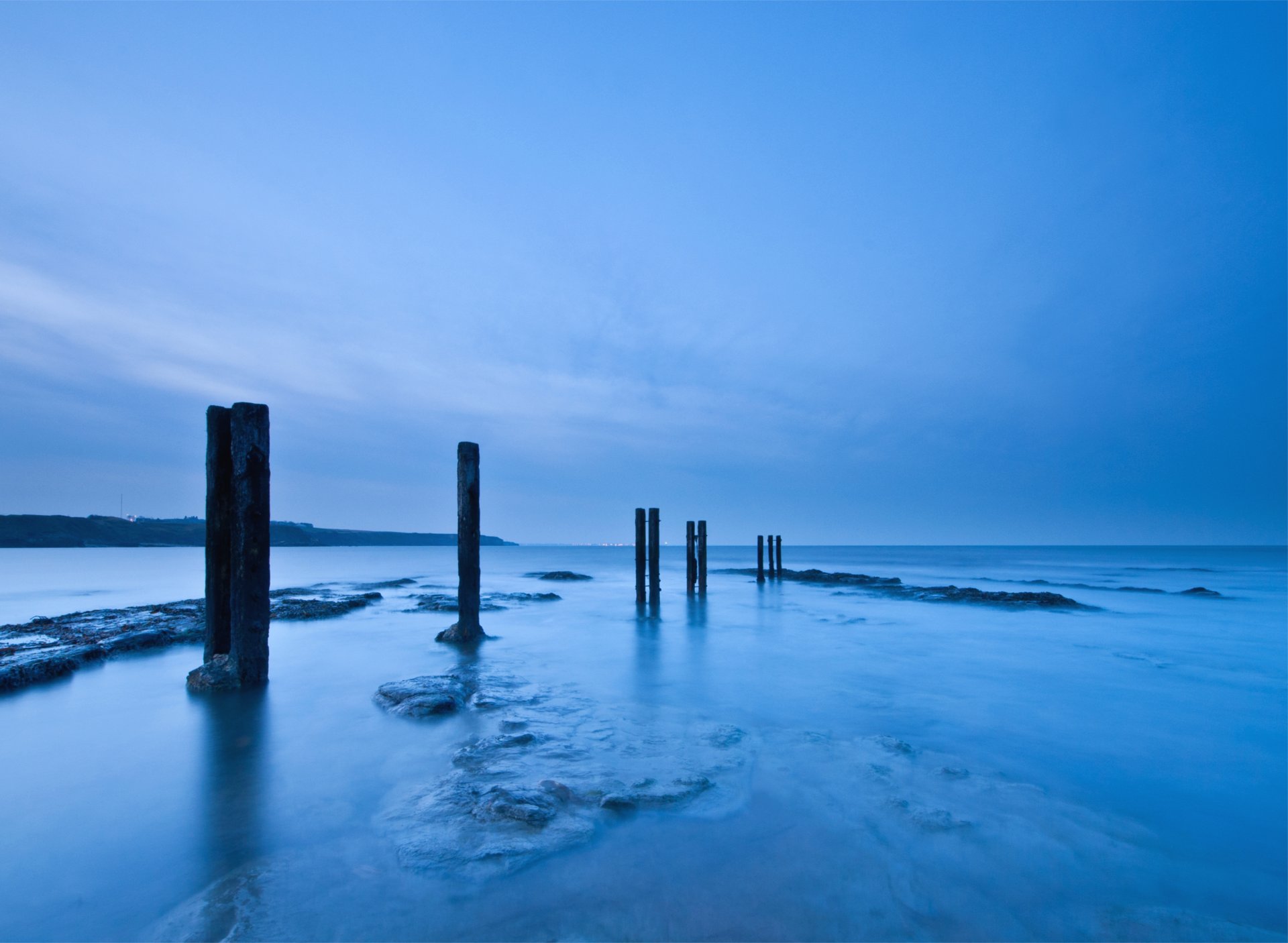 royaume-uni angleterre mer du nord rivage en bois poteaux soirée