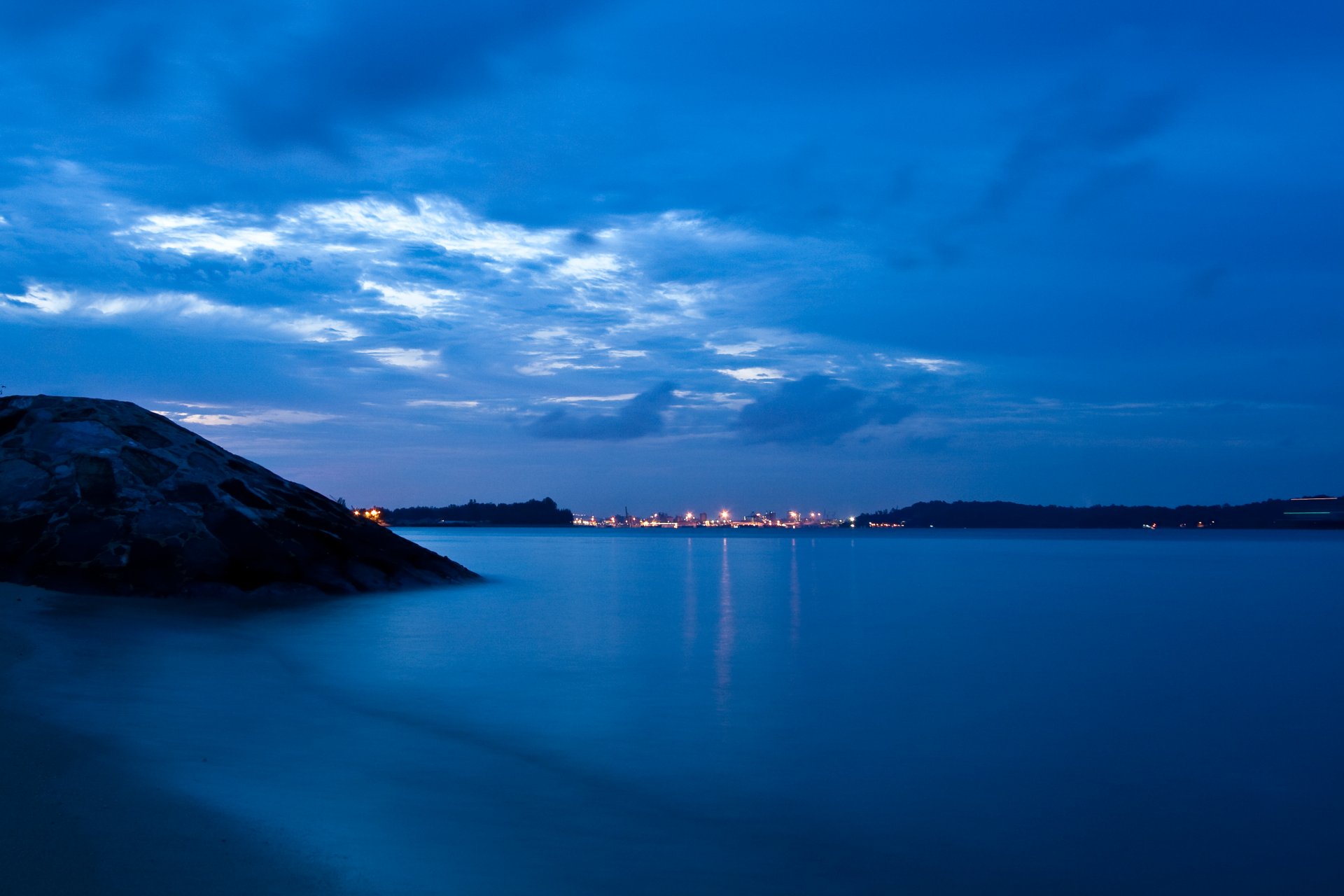 meer ozean berg himmel blau abend dämmerung stadt lichter in der ferne