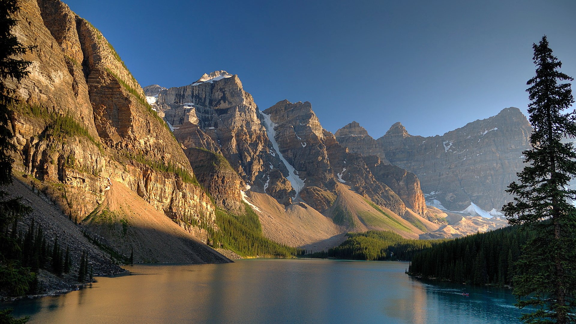 montagnes lac arbres bleu ciel ensoleillé lumière ombre