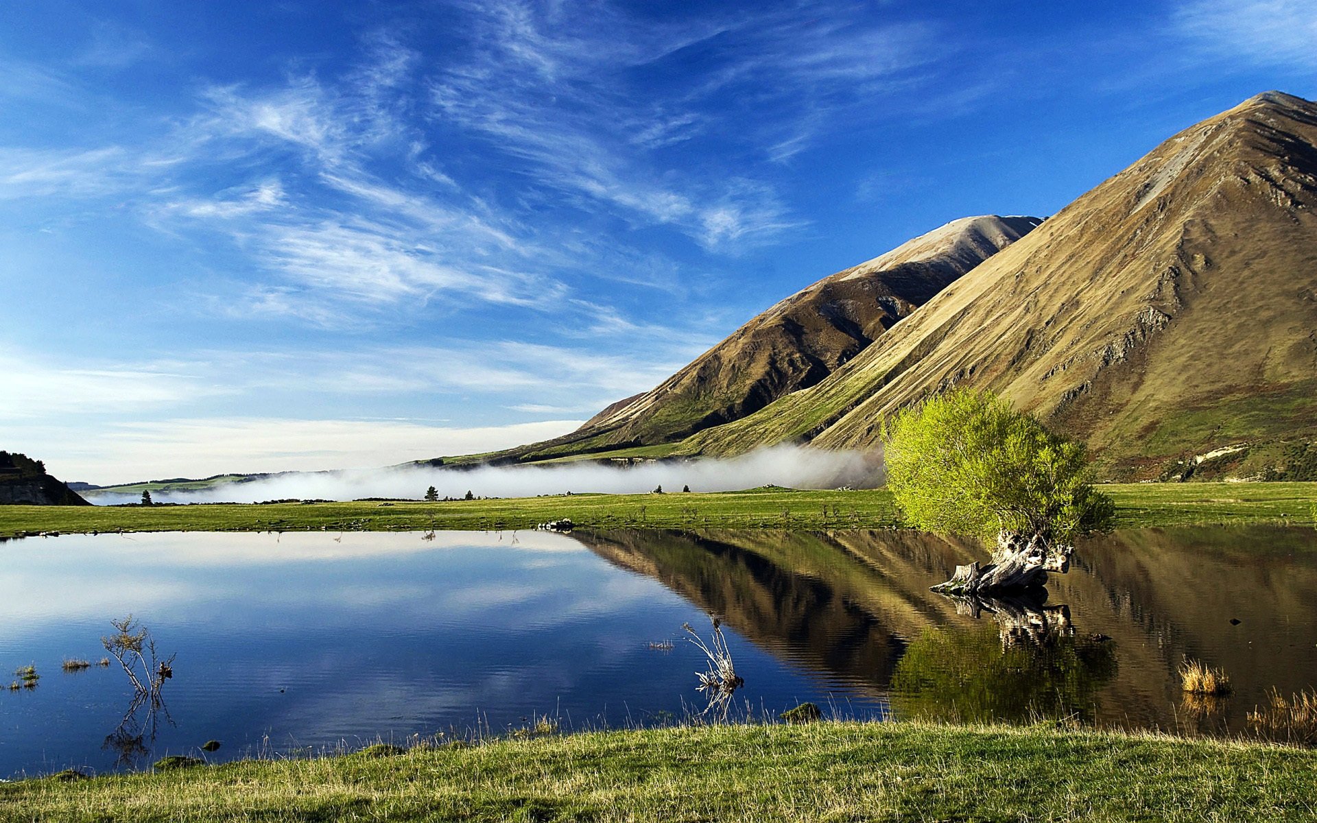 montagna pendio prato erba lago stagni superficie liscia riflessione primavera natura distanza orizzonte cielo nuvole