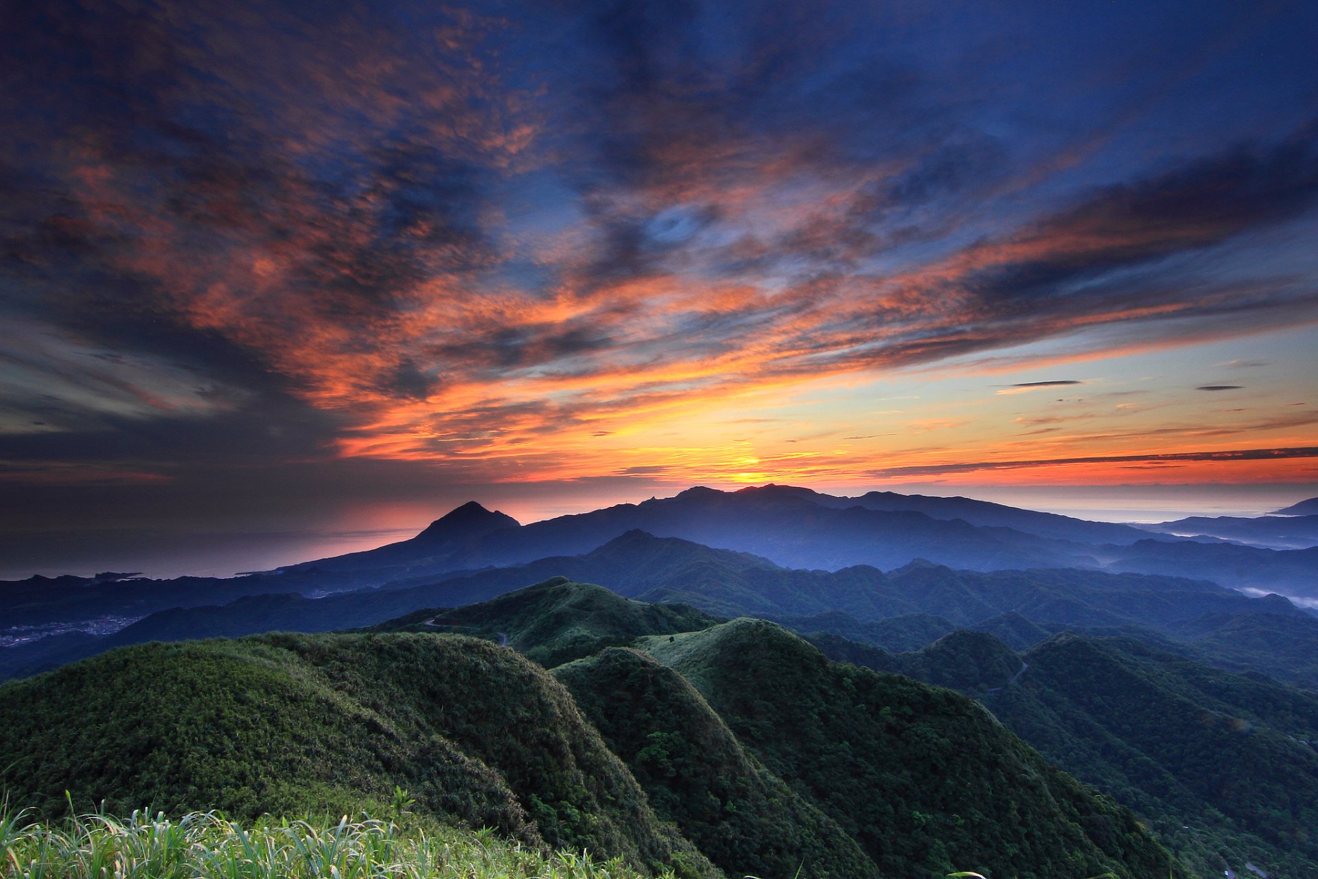 noche naranja puesta de sol azul cielo nubes montañas colinas bosque neblina vista altitud panorama naturaleza