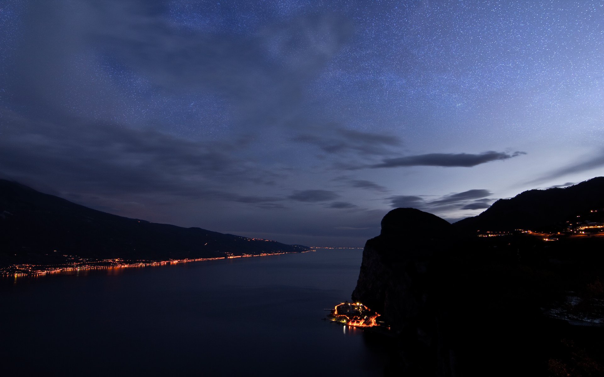 italy gardskoe lake mountain alps night coast town lights sky clouds milky way