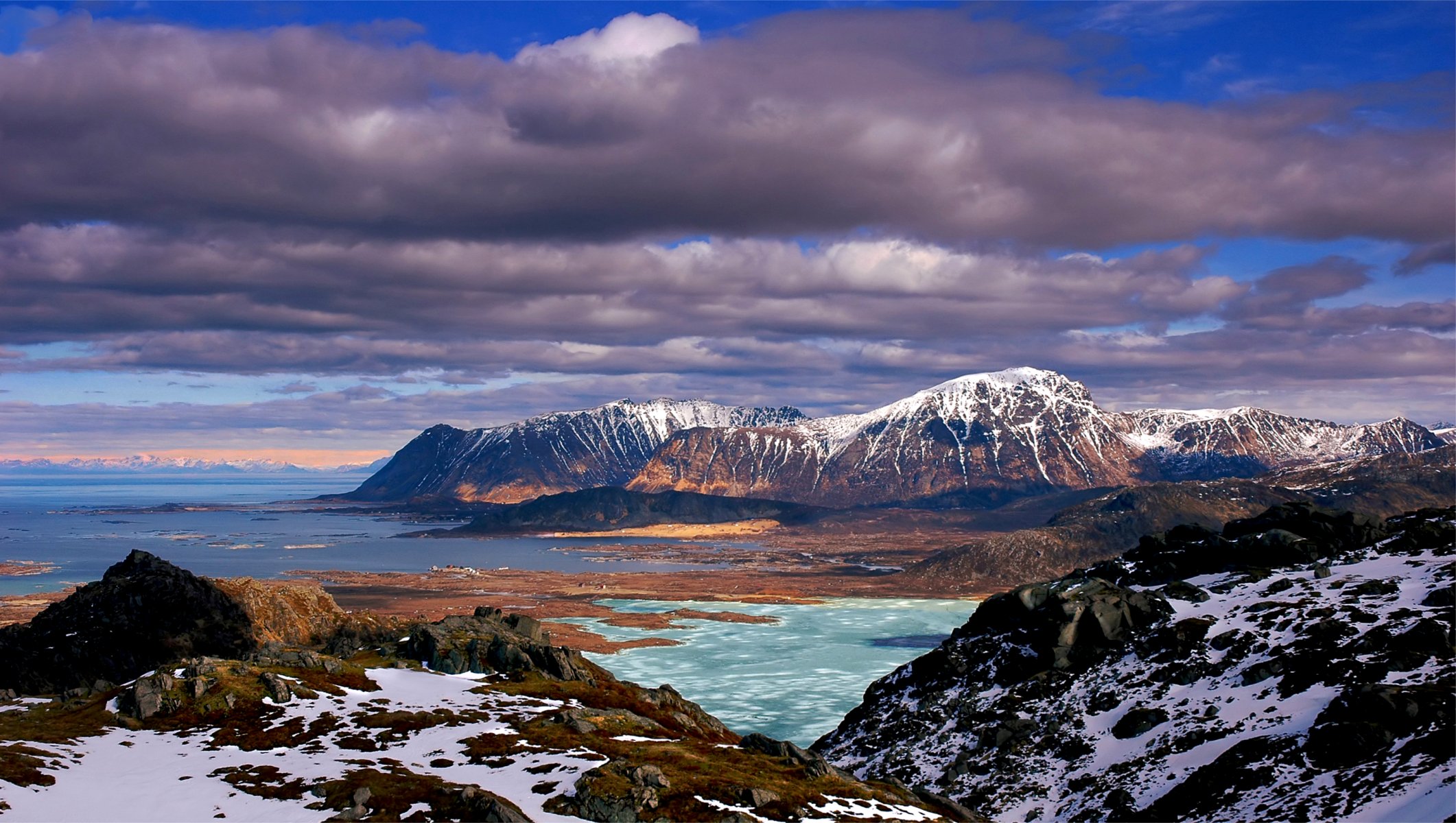 montagnes collines pierres mousse neige bleu bleu ciel nuages mer nature