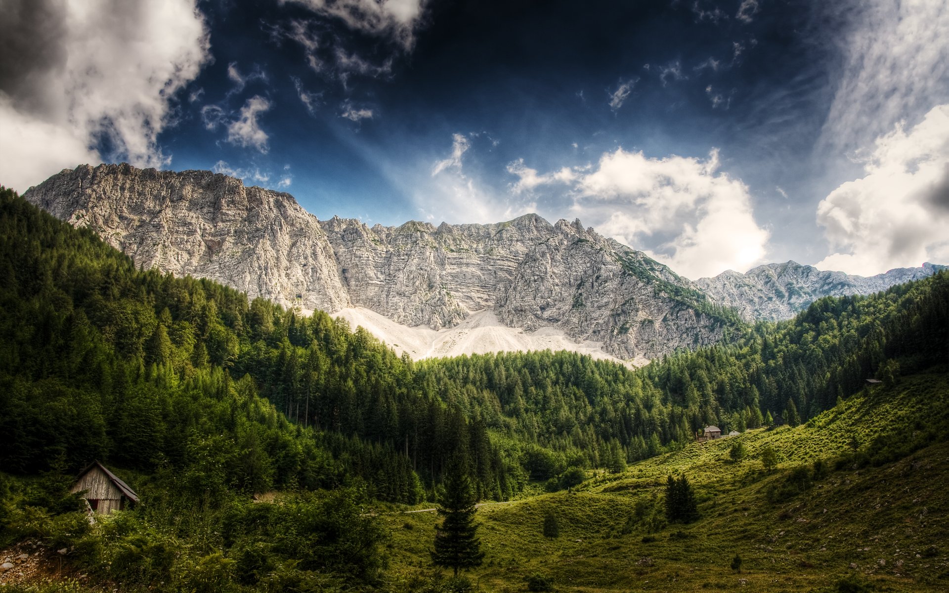 austria montañas bosque árboles madera casa azul cielo nubes