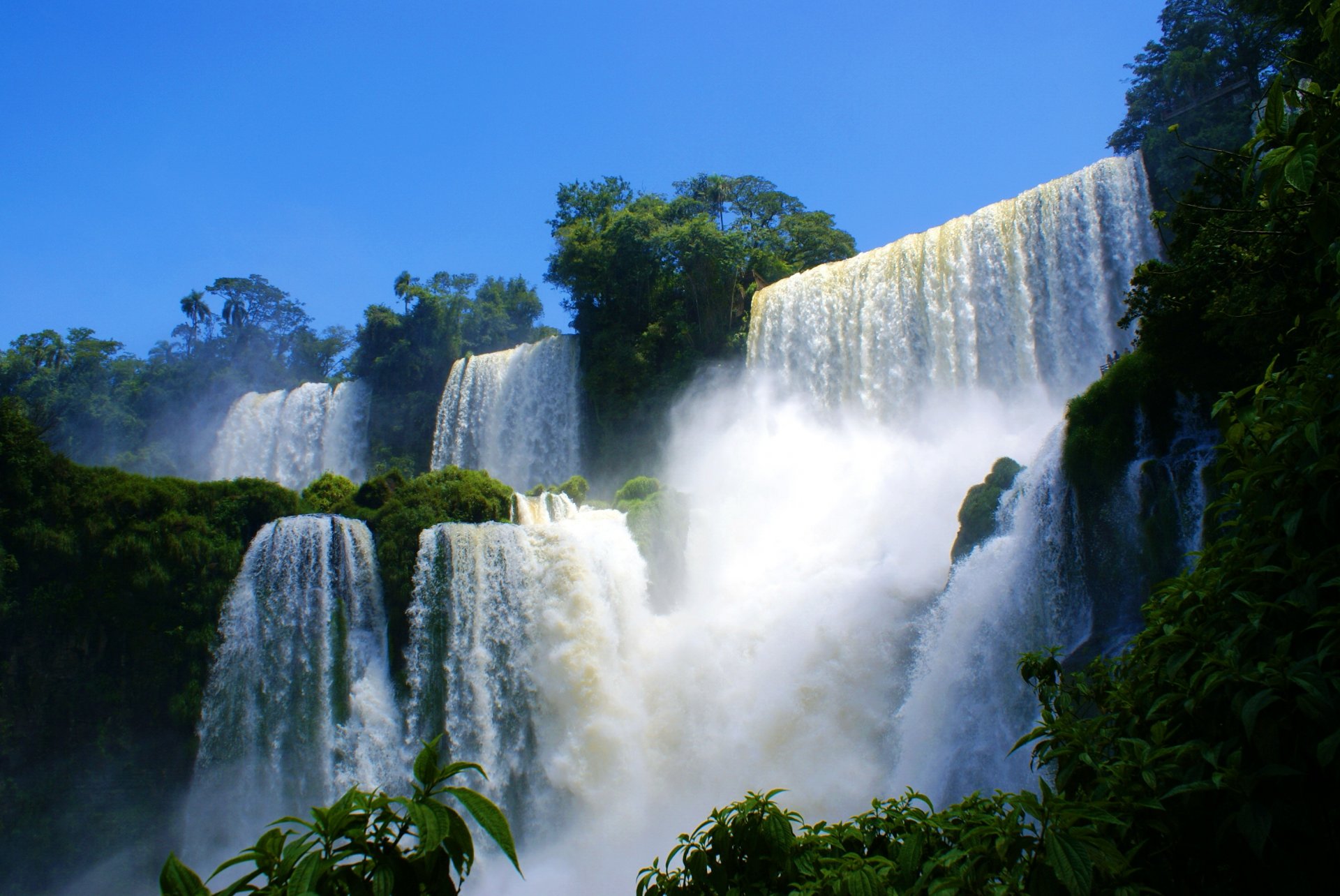 cascada cascadas rápidos rocas acantilado bosque