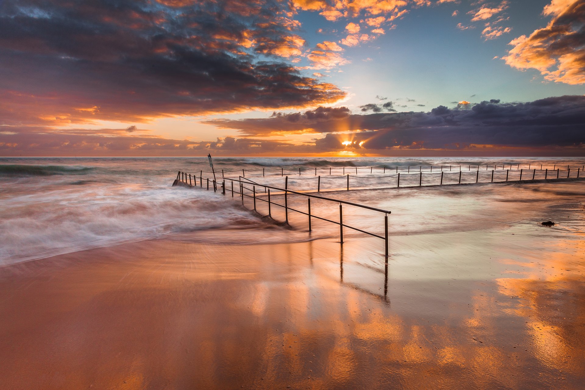 australia mare oceano spiaggia recinzione catene cielo sole nuvole raggi