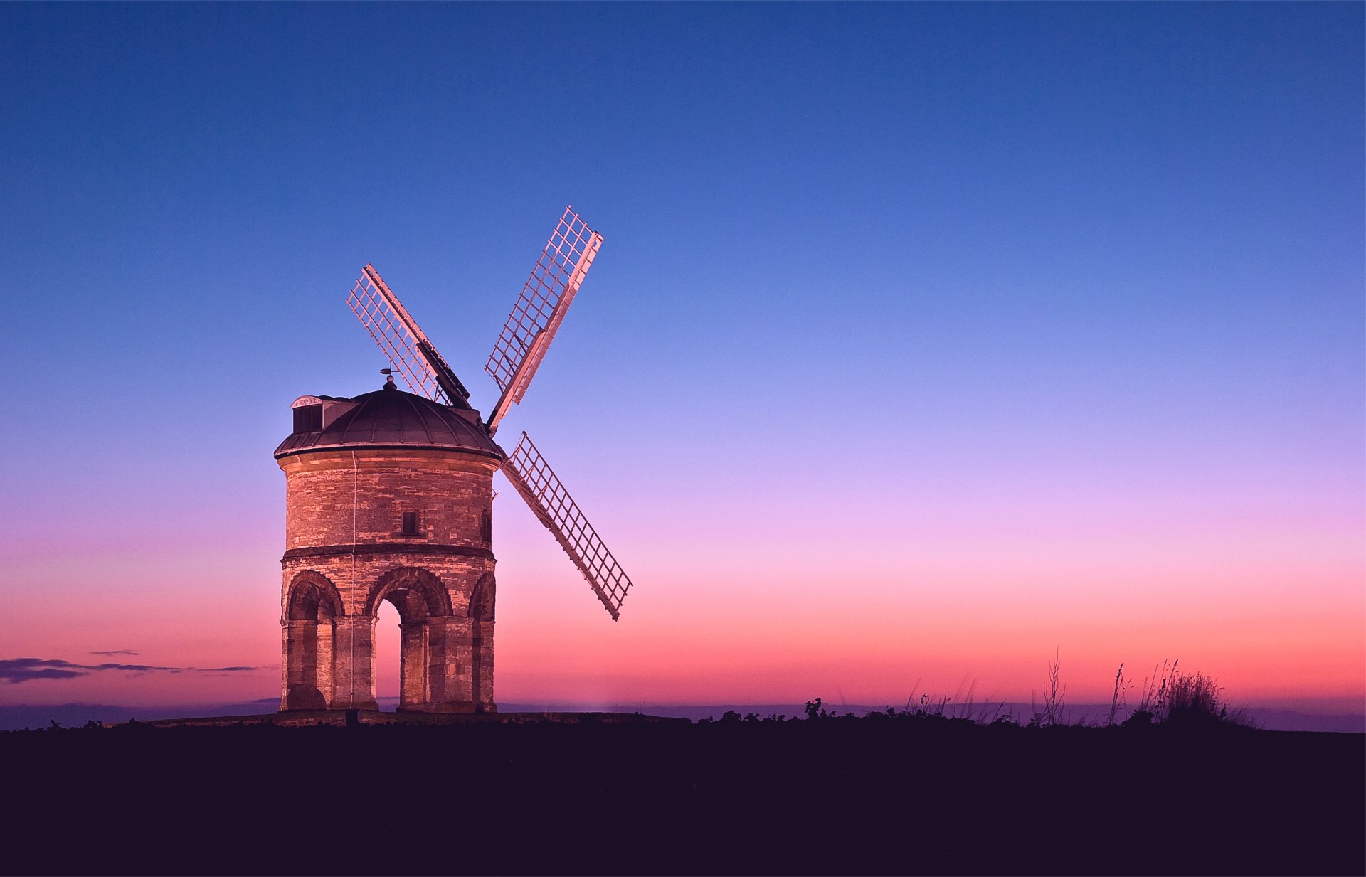 molino de viento noche naranja rosa puesta de sol azul cielo