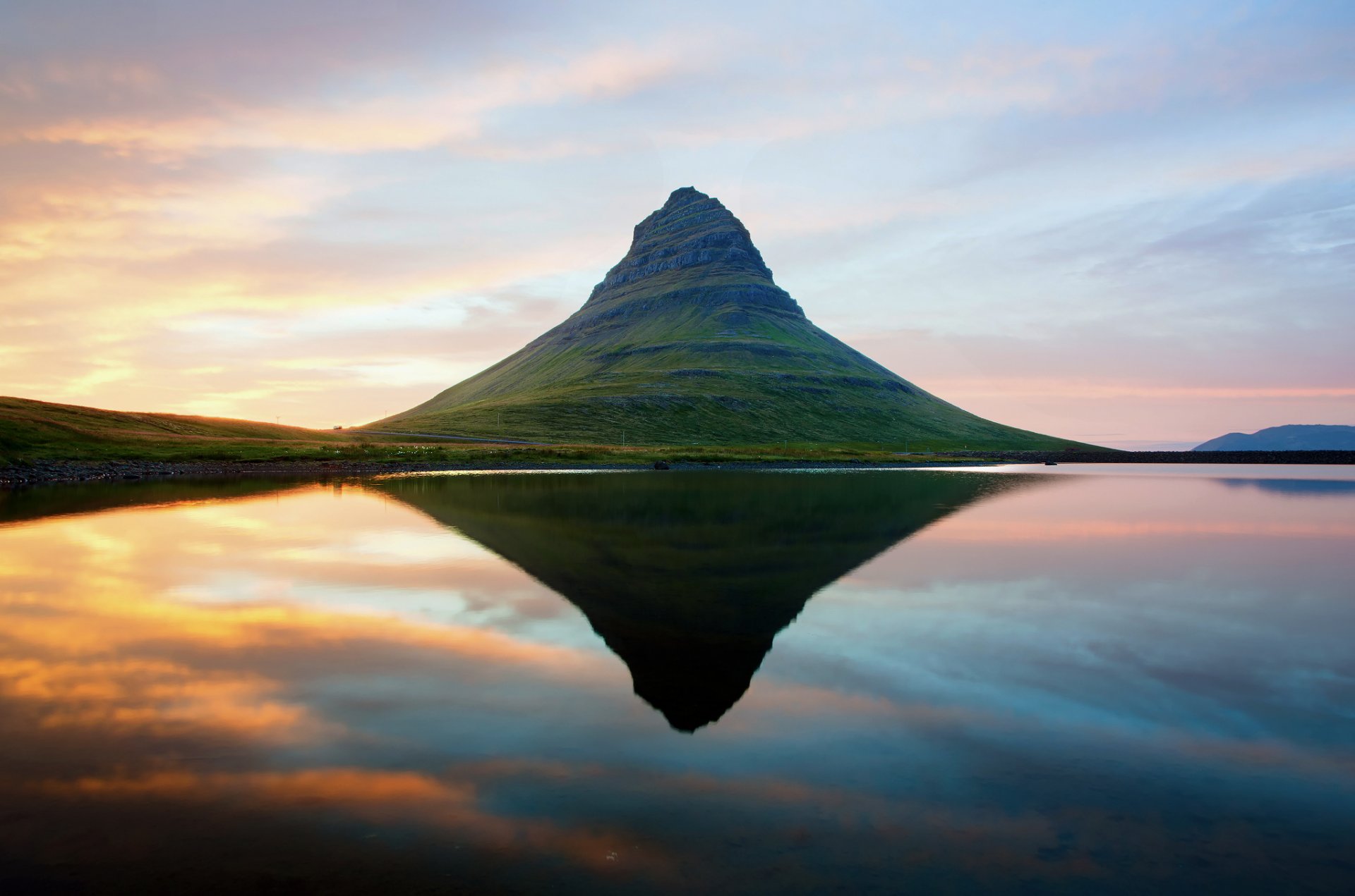 islande volcan éteint montagne kirkjufell scandinavie eau réflexion ciel coucher de soleil