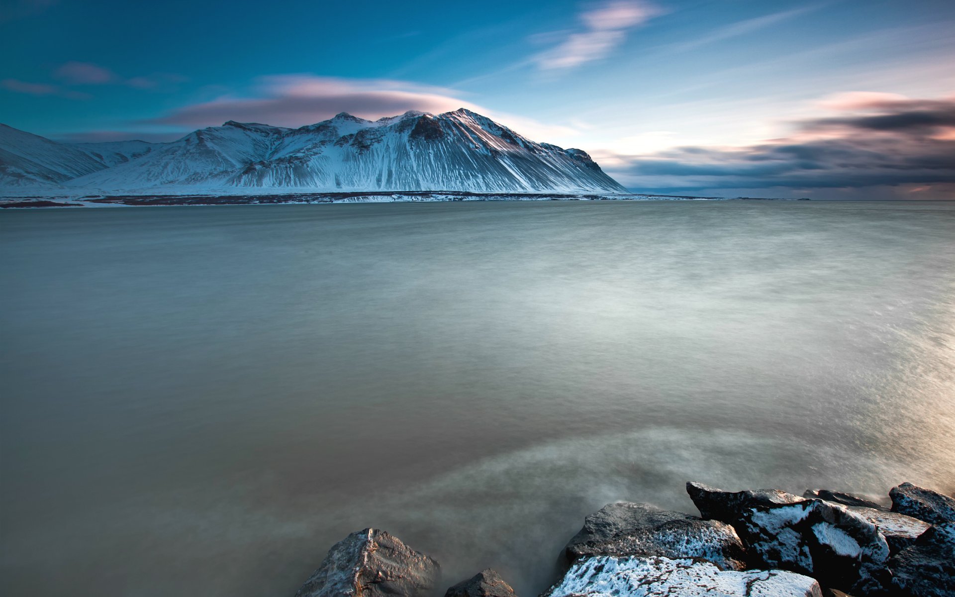 islande montagnes neige mer océan côte pierres bleu ciel nuages côte bleu turquoise