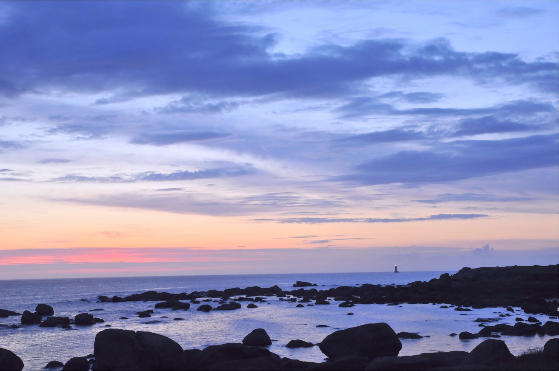 soir crépuscule coucher de soleil ciel nuages mer océan côte pierres phare loin