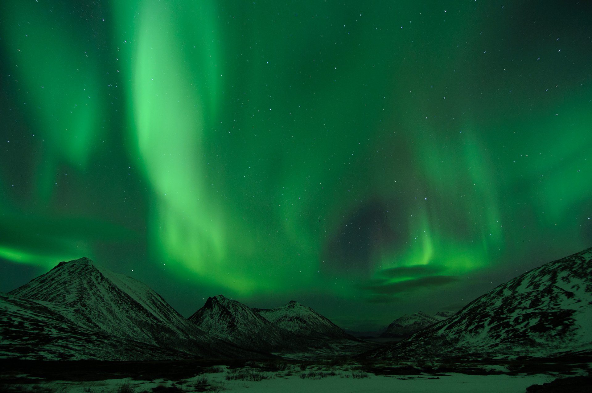 noche aurora boreal montañas cielo estrellas